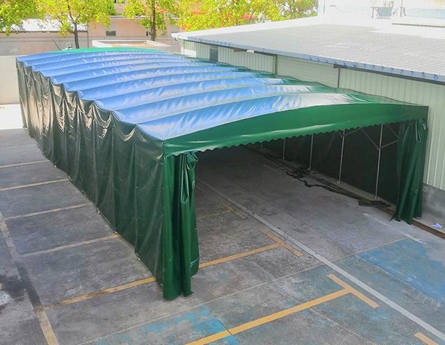 工廠(chǎng)手動推(tuī)拉雨棚安裝